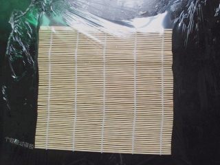 9、手卷饭团,寿司帘上铺一张保鲜膜