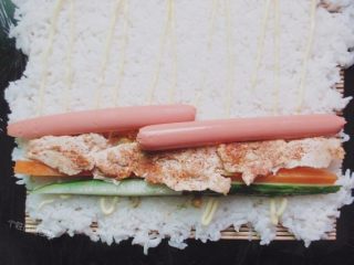 13、手卷饭团,在放入火腿肠