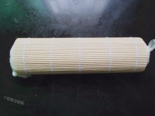 14、手卷饭团,用卷帘卷起米饭，像卷寿司一样，一边卷一边用手握紧了