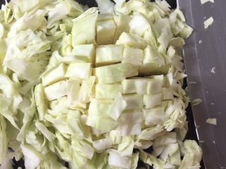 2、大阪烧,卷心菜切成小方块