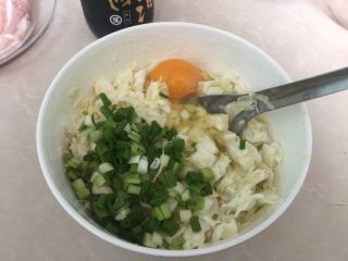 6、大阪烧,加入鸡蛋和葱花一起翻拌均匀