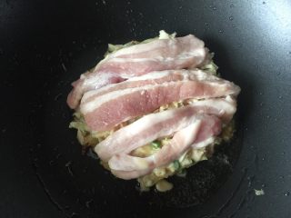 10、大阪烧,放入薄的五花肉片