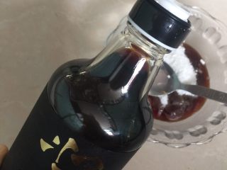 14、大阪烧,做酱料，将糖粉、番茄酱、蚝油倒入碗里