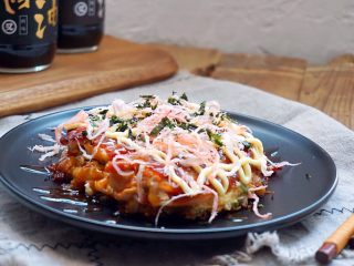 18、大阪烧,放入鱿鱼丝薄片、撒上海苔碎即可