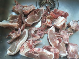 2、啤酒焖羊肉,羊排一袋，羊脊骨一袋泡出血水洗干净。