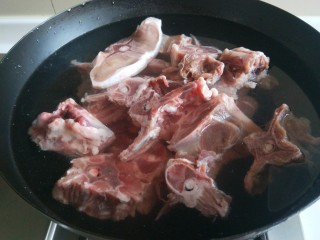 4、啤酒焖羊肉,加入适量水烧开。