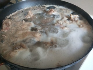 6、啤酒焖羊肉,烧开倒出来在此洗去血沫。