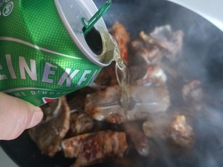 10、啤酒焖羊肉,倒入一罐啤酒，几个干辣椒。