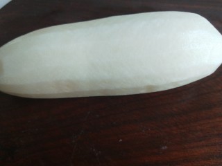 13、啤酒焖羊肉,白萝卜去皮洗干净。