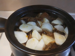 16、啤酒焖羊肉,50分钟后加入白萝卜，在焖20分钟即可