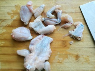 4、干锅牛蛙,然后按照关节切成小块。