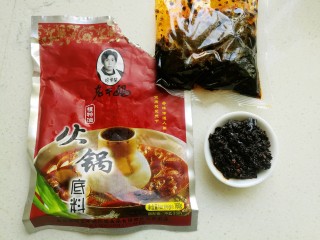 9、干锅牛蛙,准备好火锅底料。