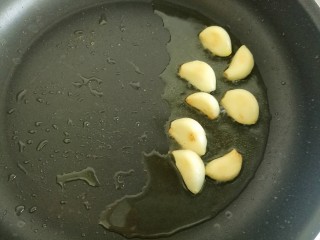 13、干锅牛蛙,锅中加一些底油，放入大蒜煸炒至焦黄。