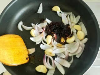 15、干锅牛蛙,加入老干妈火锅底料。