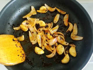 16、干锅牛蛙,炒至底料融化。