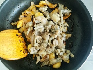 17、干锅牛蛙,加入牛蛙块。