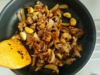 18、干锅牛蛙,用锅铲翻炒均匀。