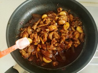 23、干锅牛蛙,然后加入食盐。