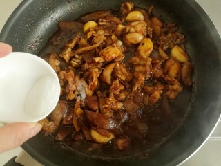 24、干锅牛蛙,再加入适量白糖调味。