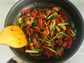 26、干锅牛蛙,翻炒一会即可关火。