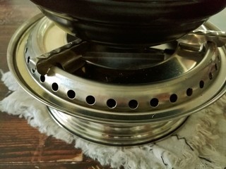 28、干锅牛蛙,点上酒精炉，把砂锅置在酒精炉上，慢慢享用。