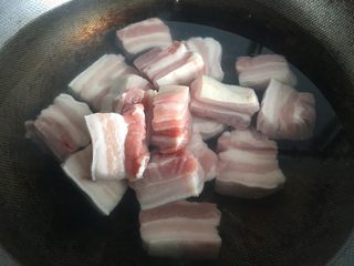 5、笋干红烧肉,冷水把五花肉入锅，开大火煮开焯水。