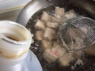 6、笋干红烧肉,水开以后倒入料酒煮沸转小火焯水三分钟。