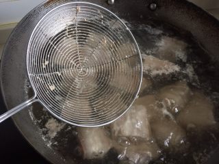 7、笋干红烧肉,肉里的血沫出来了就可以关火了。