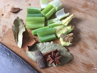 11、笋干红烧肉,京葱，生姜切段，香叶、桂皮、八角可以装在纱布里，我偷懒没有包。