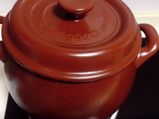 12、笋干红烧肉,煤气灶开中大火烧开，转小火慢炖。