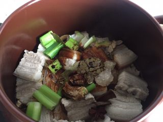 13、笋干红烧肉,大概烧20分钟左右可放入老抽、冰糖、盐继续小火炖。