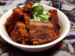 15、笋干红烧肉,酥而不烂、入口即化，非常下饭，减肥的亲不能多吃哦，红烧的菜即使夏天也不会太容易坏，多余的下次饭前加热再烧一下就可以，而且越烧越入味。