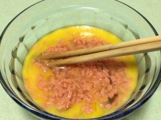 6、火腿葱花厚蛋烧,再加入切碎的火腿粒