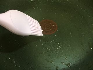 8、火腿葱花厚蛋烧,开小火锅内刷一层薄薄的玉米油