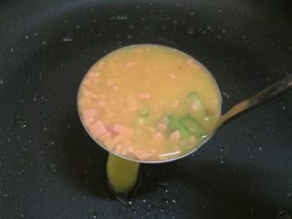 9、火腿葱花厚蛋烧,锅中放入一小勺鸡蛋火腿液，小火慢慢煎