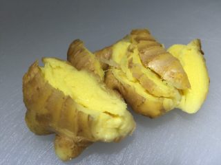 2、芋儿鸡,生姜拍破备用