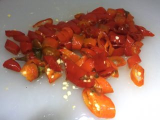 4、芋儿鸡,泡椒切短节