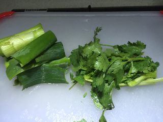 5、芋儿鸡,大葱、香菜切成长段