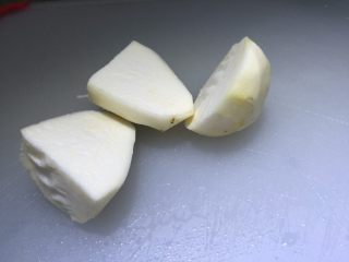 6、芋儿鸡,芋儿切成乒乓球大小的块（太大不入味，太小易煮散）