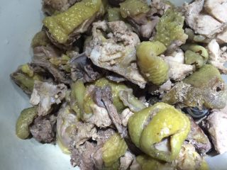 7、芋儿鸡,鸡肉剁成块后入沸水锅中煮几分钟氽去血水捞起备用