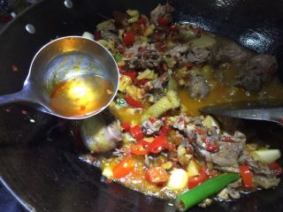 11、芋儿鸡,倒入鸡肉推匀后烹料酒一勺并将火调至大火