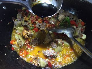 12、芋儿鸡,倒入三勺生抽炒至上色