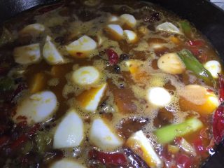 14、芋儿鸡,倒入芋头，烧开后加盖并用小火慢烧1.5小时左右