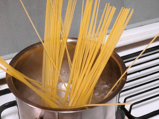 5、芝滋味浓滴【培根蘑菇白酱意面】,煮意面。水烧开，在水中撒少许盐、一小匙油，将意面放入，开盖大火煮8分钟