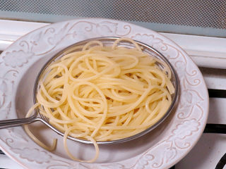 6、芝滋味浓滴【培根蘑菇白酱意面】,煮好后捞出沥水备用