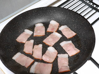 8、芝滋味浓滴【培根蘑菇白酱意面】,平底锅加热，倒入橄榄油。放入培根两面煎香