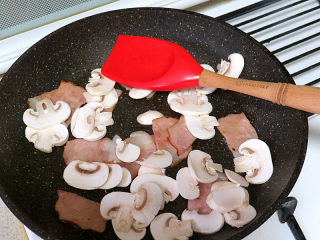 9、芝滋味浓滴【培根蘑菇白酱意面】,再加入蘑菇翻炒片刻