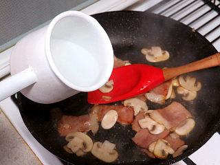 10、芝滋味浓滴【培根蘑菇白酱意面】,加入200ml水，转小火