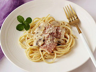 15、芝滋味浓滴【培根蘑菇白酱意面】,装盘，表面再撒上少许帕玛森芝士粉装饰，趁热开吃~~