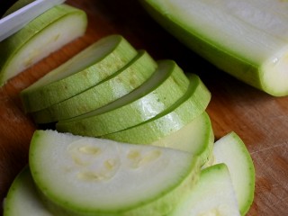 1、部队火锅,将西葫芦洗干净，切成片